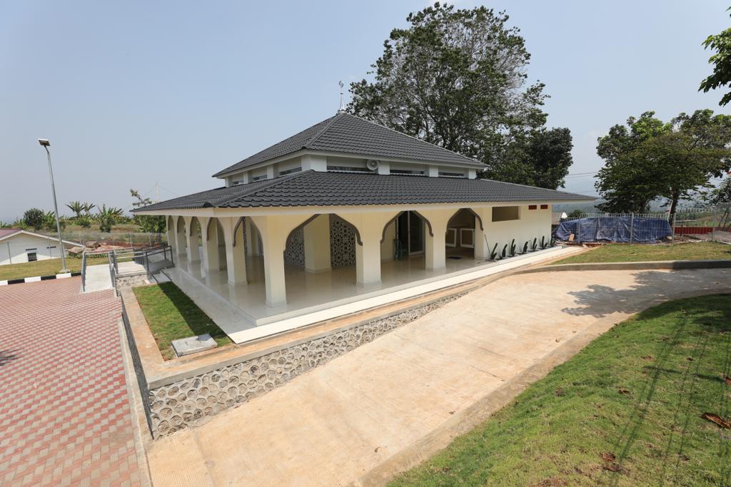 Selain rumah Risha, di dalam kompleks Vila Mande Lestari juga terdapat masjid, balai warga yang dapat digunakan untuk kegiatan bersifat kemasyarakatan dan sarana serta prasarana umum lainnya.